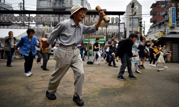 Các cụ già tập thể thao trong một sự kiện kỷ niệm Ngày tôn kính người già ở thủ đô Tokyo, Nhật Bản - Ảnh: EPA