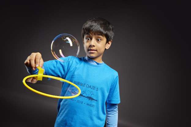 Farhaan Shoaib, 12 tuổi đã lập kỷ lục thế giới về số lượt nảy của bong bóng xà phòng trên một tấm phim, với 133 lượt.