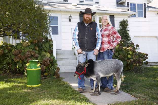 Humphrey - chú bò nhỏ nhất thế giới, cao 67,6 cm, thuộc sở hữu của gia đình Joe và Michelle Gardner, bang Iowa, Mỹ.