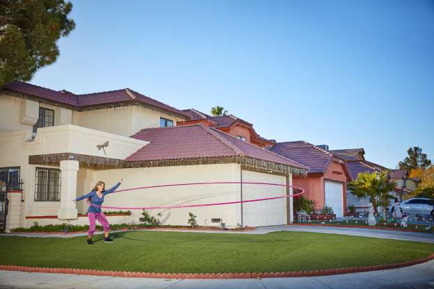 Kỷ lục lắc chiếc vòng lớn nhất thuộc về người hướng dẫn lắc vòng (hula hoop) chuyên nghiệp, Getti Kehayova tại bang Nevada, Mỹ.
