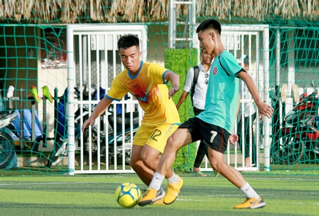 Pha tranh bóng trong trận chung kết giữa Nguyễn Phương FC (Vũng Liêm, áo vàng) thắng Hữu Phúc FC (TX Bình Minh) 3-2.