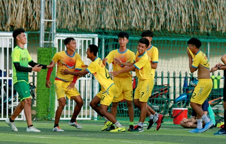 Niềm vui chiến thắng của đội Nguyễn Phương FC (Vũng Liêm).