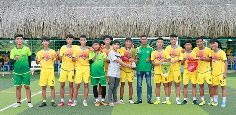 Đội Nguyễn Phương FC (Vũng Liêm) đăng quang vô địch.
