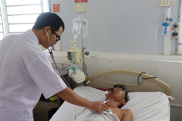 Bệnh nhân ở Hà Tĩnh đang được bác sĩ điều trị bệnh whitmore - Ảnh: DOÃN HÒA