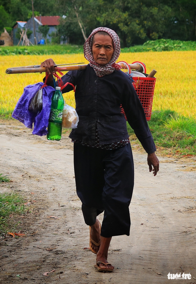 Một người phụ nữ Khmer trên đường ra làm đồng - Ảnh: NGUYỆT NHI