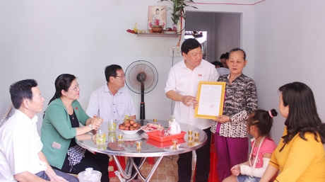 Bí thư Tỉnh ủy Vĩnh Long Trần Văn Rón dự lễ trao nhà đại đoàn kết cho hộ nghèo tại huyện Trà Ôn.