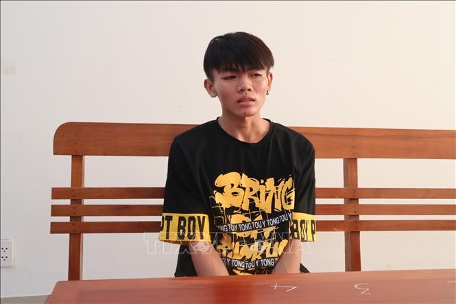 Đối tượng Lê Bảo Chiêu (17 tuổi, ngụ xã Kim Long, huyện Châu Đức) tại trụ sở Phòng Cảnh sát Hình sự, Công an tỉnh Bà Rịa - Vũng Tàu. Ảnh: TTXVN