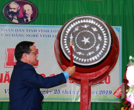 Bí thư Đảng ủy, Hiệu trưởng Trường CĐ Nghề Vĩnh Long Trần Anh Tuấn đánh trống khai giảng năm học mới.
