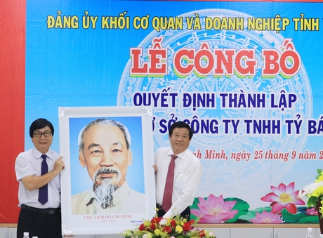 Ông Bùi Văn Nghiêm- Phó Bí thư Thường trực Tỉnh ủy, Chủ tịch HĐND tỉnh tặng quà lưu niệm cho Chi bộ cơ sở Công ty TNHH Tỷ Bách.