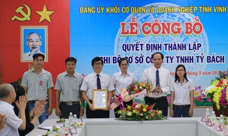Ông Trần Xuân Thiện- Bí thư Đảng ủy Khối Cơ quan và Doanh nghiệp tỉnh trao quyết định thành lập chi bộ.