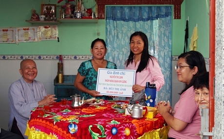  Đại diện Nhóm từ thiện Quỹ Năng đoạn Kim Cương trao 65 triệu đồng cho hộ bà Bùi Thị Ảnh (ấp Tường Lễ, xã Tường Lộc)