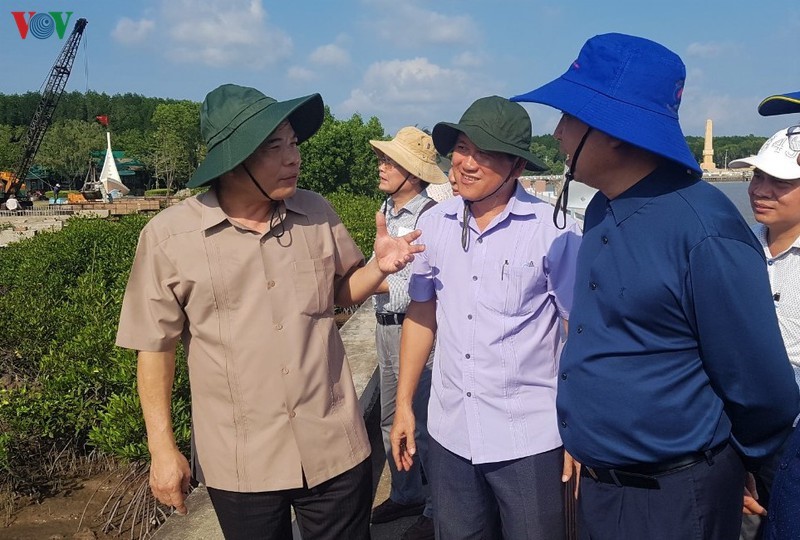 Ông Nguyễn Xuân Cường (bên trái) đi kiểm tra tình hình sạt lở tại tỉnh Cà Mau.