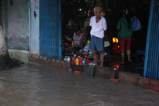  Người dân “tự chế đê” ngăn nước tràn vào nhà. 28.9.Duy.Nuocngap6: Một số ngôi nhà cạnh sông ngập nặng.