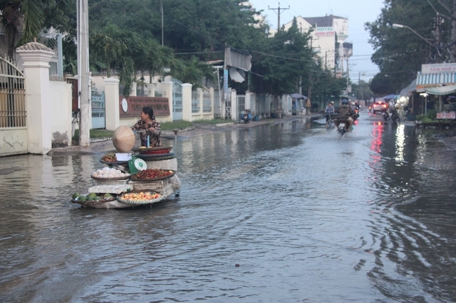 Triều cường khiến một số tuyến đường, khu dân cư ngập nước, gây khó khăn cho sinh hoạt của người dân