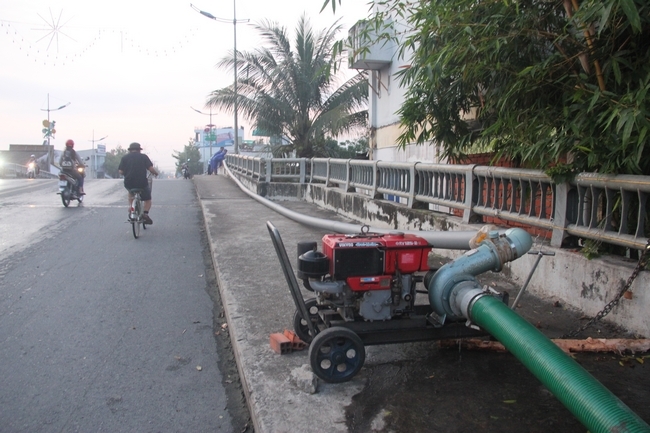  Máy bơm “chạy hết công suất” để thoát nước tại cầu Trần Đại Nghĩa.