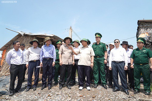 Thủ tướng Nguyễn Xuân Phúc thị sát tình hình sạt lở ở Tiền Giang. (Ảnh: VGP)