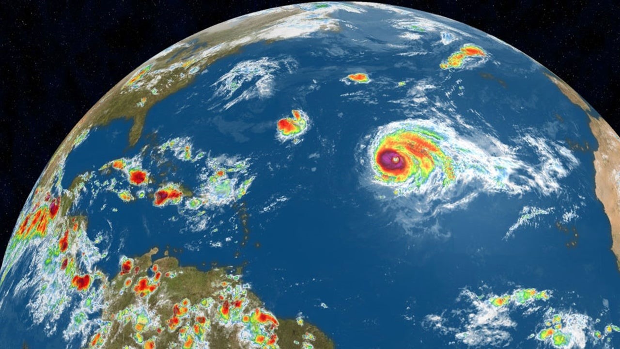 Bão Lorenzo đã mạnh lên thành bão cấp 5 trên khu vực trung tâm Đại Tây Dương. Ảnh: weather.com