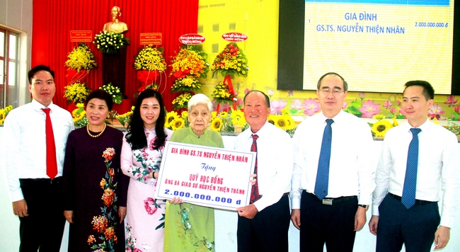 Bà Dương Thị Minh (thứ 4 từ trái qua)- phu nhân của GS.TS Nguyễn Thiện Thành, thay mặt gia đình, tiếp tục đóng góp Quỹ học bổng ông bà GS Nguyễn Thiện Thành, số tiền 2 tỷ đồng.