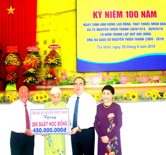  Bà Dương Thị Minh (thứ 2 từ trái qua)- phu nhân của GS.TS Nguyễn Thiện Thành, trao 295 suất học bổng cho HSSV nghèo hiếu học Trà Vinh, trị giá 495 triệu đồng.