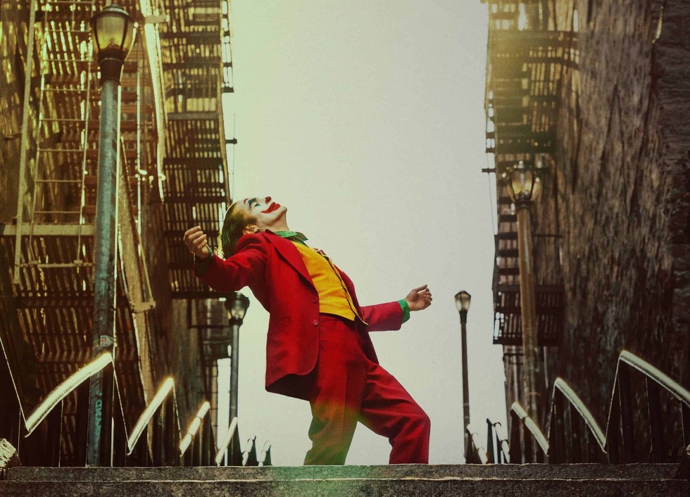 Cảnh Joker nhảy trên những bậc thang ẩm ướt và bẩn thỉu của thành phố Gotham là một cảnh đỉnh cao trong phim - Ảnh: DC FILMS