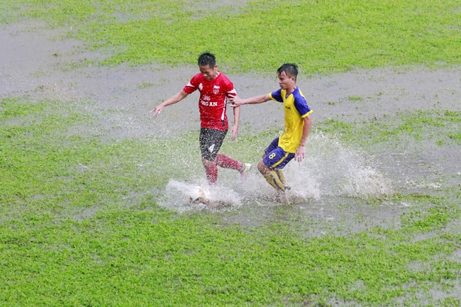Vĩnh Long (áo vàng) không còn đủ lực lượng nên chơi dưới sức trước Long An trong cơn mưa lớn.