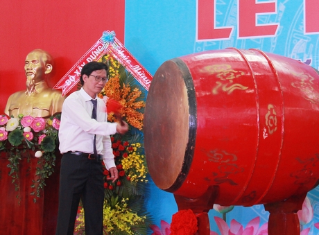 Ông Nguyễn Đình Toàn- Thứ trưởng Bộ Xây dựng đánh trống khai giảng năm học mới tại Trường ĐH Xây dựng Miền Tây.