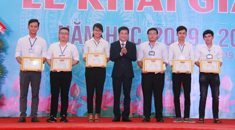 Khen thưởng sinh viên đạt giải cao trong các hội thi.