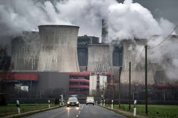 Lượng CO2 từ hoạt động sản xuất con người đang đe dọa Trái đất - Ảnh: SCIENCE