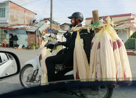 Điều khiển xe máy chỉ bằng một tay, người bán hàng rong cầm micro hát nghêu ngao giữa đường.