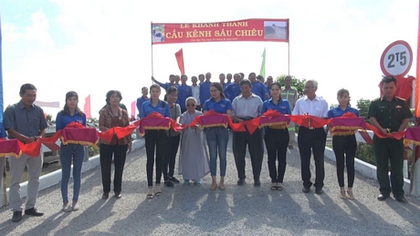 Bà Mai (thứ 3 từ trái qua) tham dự lễ khánh thành cầu nông thôn ở TP Sa Đéc.