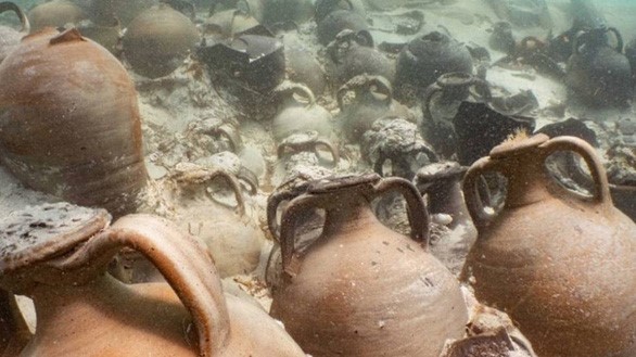 Những chiếc bình được bảo quản nguyên vẹn dưới đáy Địa Trung Hải - Ảnh: IBEAM