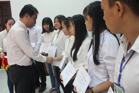 Ông Lữ Quang Ngời- Ủy viên Thường vụ Tỉnh ủy, Phó Chủ tịch phụ trách UBND tỉnh trao học bổng cho các sinh viên