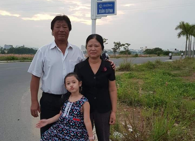 Gia đình bà Lưu Khánh Thơ bên con đường Xuân Quỳnh tại Đà Nẵng - Ảnh: Facebook nhân vật