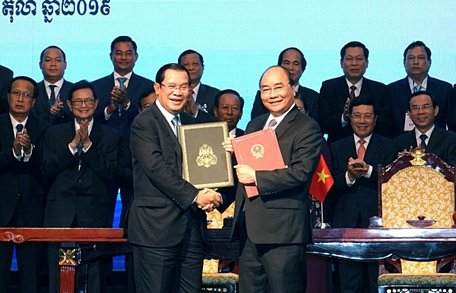 Thủ tướng Việt Nam và Campucha ký kết các văn kiện về biên giới đất liền giữa hai nước