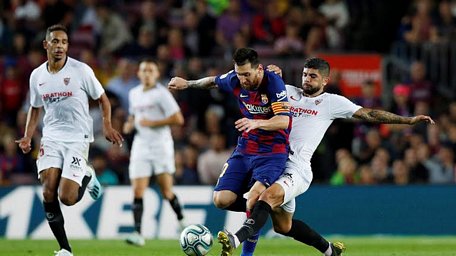 Messi ghi bàn đầu tiên trong mùa giúp Barca thắng đậm Sevilla. (Ảnh: Reuters). 