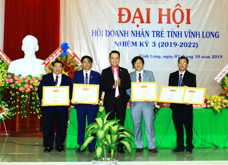 Hội doanh nhân trẻ Việt Nam và UBND tỉnh tặng bằng khen cho các cá nhân tiêu biểu đã có thành tích xuất sắc trong công tác Hội và phong trào doanh nhân trẻ tỉnh Vĩnh Long nhiệm kỳ 2016-2018.