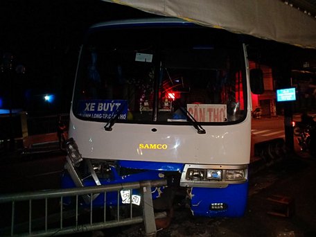 Chiếc xe buýt bị đối tượng Nguyễn Ninh Minh lấy trộm và điều khiển va chạm vào lan can cầu Thiềng Đức.