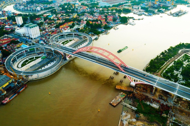 Vòm cầu Cầu Hoàng Văn Thụ (nối nội thành Hải Phòng với huyện Thủy Nguyên) có kiểu dáng như một cánh chim  (ảnh Nguyễn Đức Nghĩa)