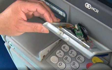 Thiết bị được đối tượng dùng để gắn vào cây ATM. Ảnh: THHT