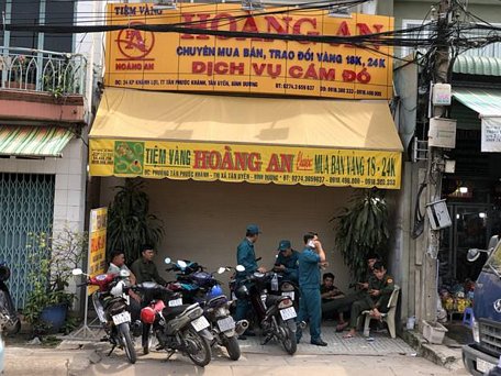 Lực lượng chức năng phong tỏa tiệm vàng để điều tra vụ mất trộm. Ảnh: baobinhduong.vn