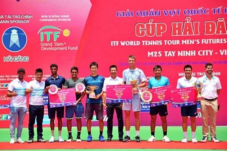 Ban tổ chức trao giải cho các tay vợt đạt thành tích xuất sắc tại giải.