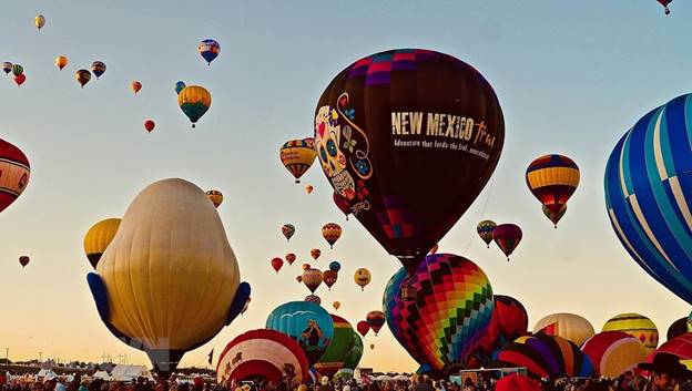 Lễ hội khinh khí cầu quốc tế Albuquerque là lễ hội khinh khí cầu lớn nhất thế giới, thường được tổ chức trong tuần đầu tiên của tháng 10 hàng năm và là một trong những sự kiện nổi tiếng thu hút khách du lịch đến với thành phố Albuquerque. (Ảnh: THX/TTXVN)