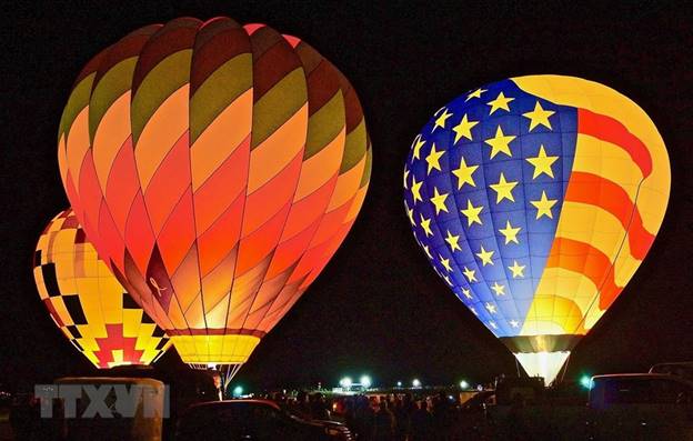 Những quả khinh khí cầu đủ màu sắc bay trong Lễ hội khinh khí cầu quốc tế ở Albuquerque, bang New Mexico, Mỹ. (Ảnh: THX/TTXVN)