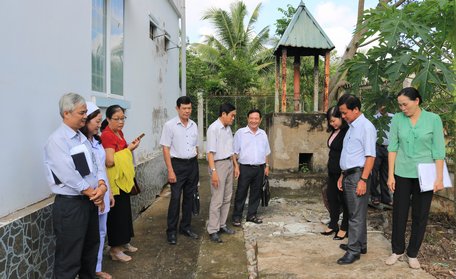 Đoàn khảo sát làm việc tại Trung tâm y tế xã Hòa Lộc.