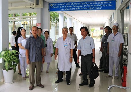Đoàn giám sát trực tiếp tại Trung tâm y tế huyện Tam Bình.