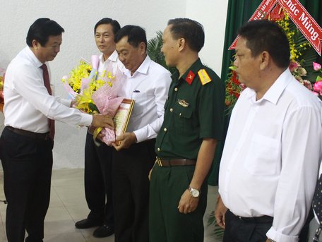 Ông Bùi Văn Nghiêm- Phó Bí thư Thường trực Tỉnh ủy, Chủ tịch HĐND tỉnh trao bằng khen cho doanh nhân tiêu biểu tỉnh Vĩnh Long năm 2019. 
