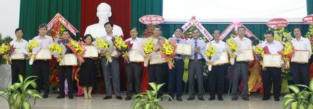 Ông Lê Quang Trung- Ủy viên Thường vụ Tỉnh ủy, Phó Chủ tịch Thường trực UBND tỉnh trao bằng khen cho doanh nhân tiêu biểu tỉnh Vĩnh Long năm 2019.