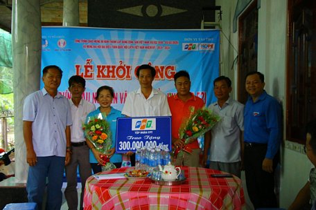  Quỹ Hy vọng thuộc Công ty CP FPT trao bảng tượng trưng tài trợ cầu Nguyễn Văn Bảy