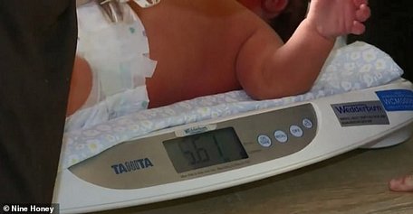 Bé gái sinh ra tại Úc nặng gần 6kg dù chưa đủ tháng. Nguồn: Daily Mail
