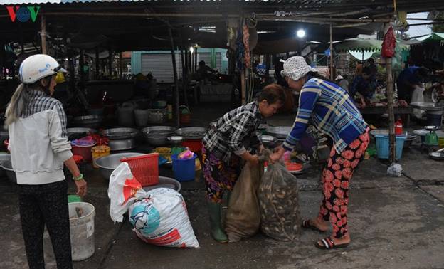 Anh Nguyễn Minh Ngà, xã Phước Hưng, huyện An Phú, tỉnh An Giang cho biết, đã gần 30 năm sống bằng nghề đánh cá, chưa năm nào thấy mùa lũ buồn như năm nay. Đặt 30 cái lợp cá linh mỗi ngày đi đổ, chỉ đủ ăn.